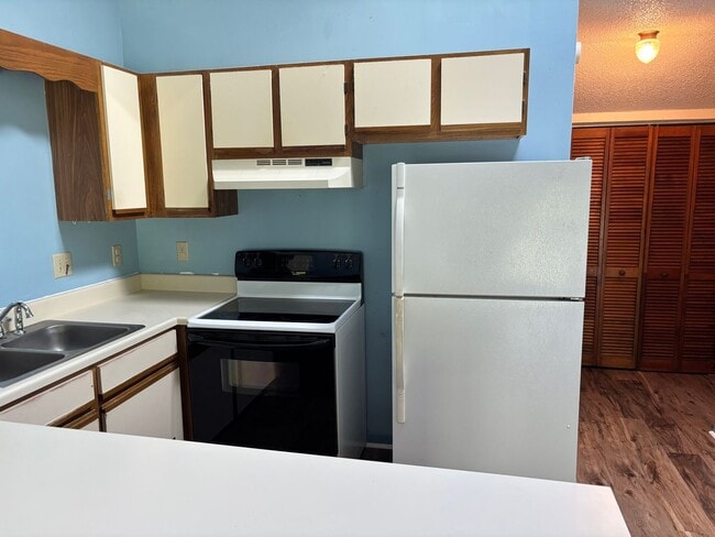 Building Photo - 500 Fairway Village Dr