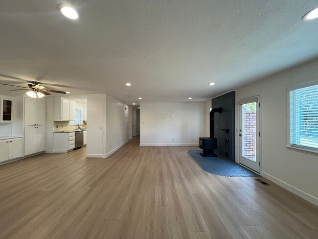 Building Photo - Beautiful Updated 4 Bedroom with Large Yard!