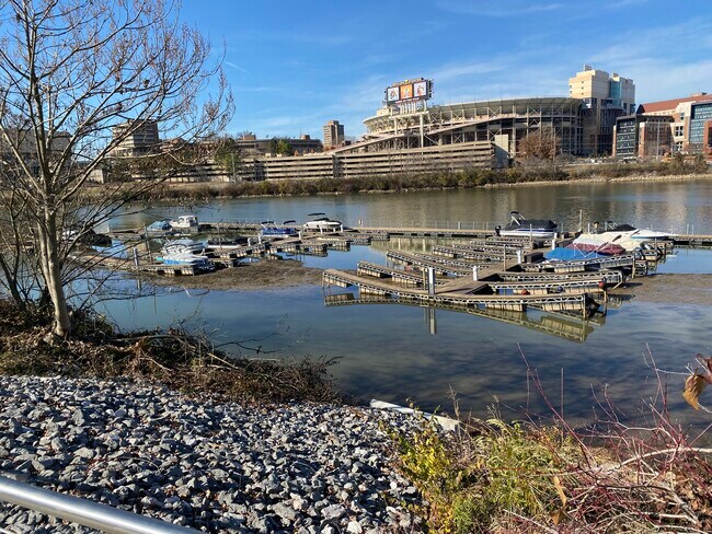 Foto del edificio - 445 W Blount Ave