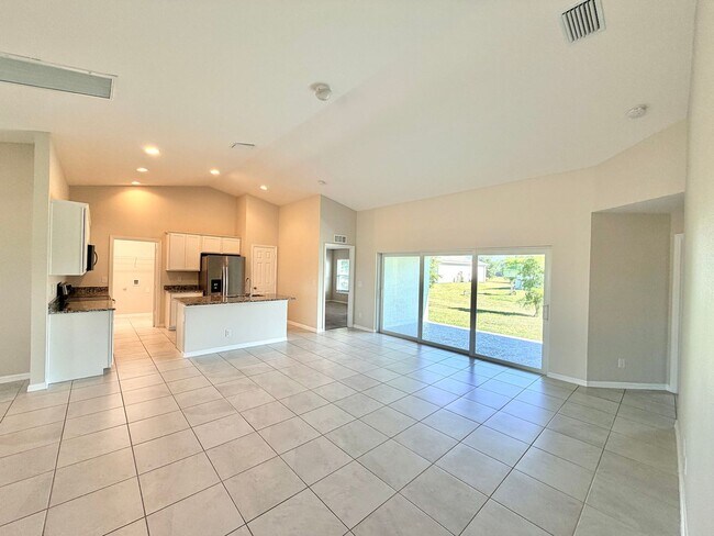 Building Photo - 4 Bed, 2 Bath Available Now in NW Cape Coral