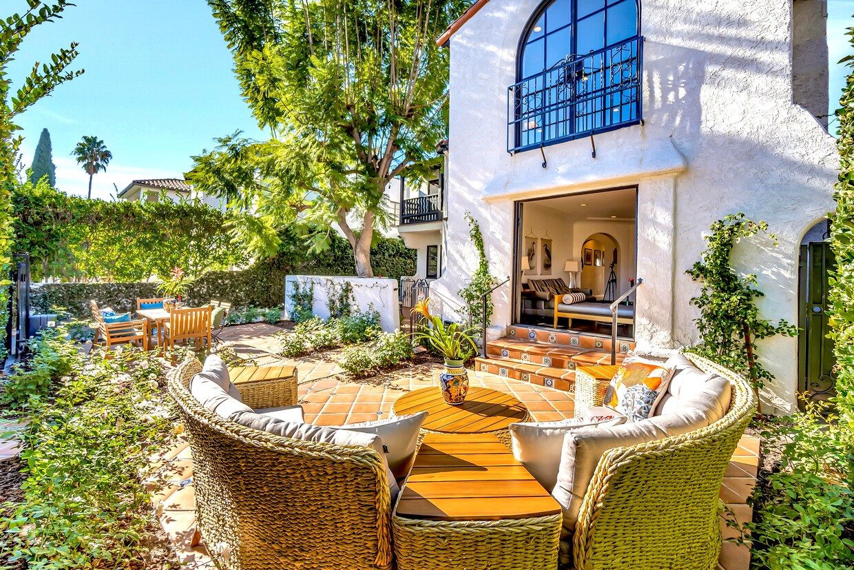 Front Terrace - 343 N Croft Ave (Los Angeles, CA)