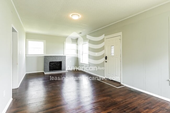 Building Photo - 410 8th St S