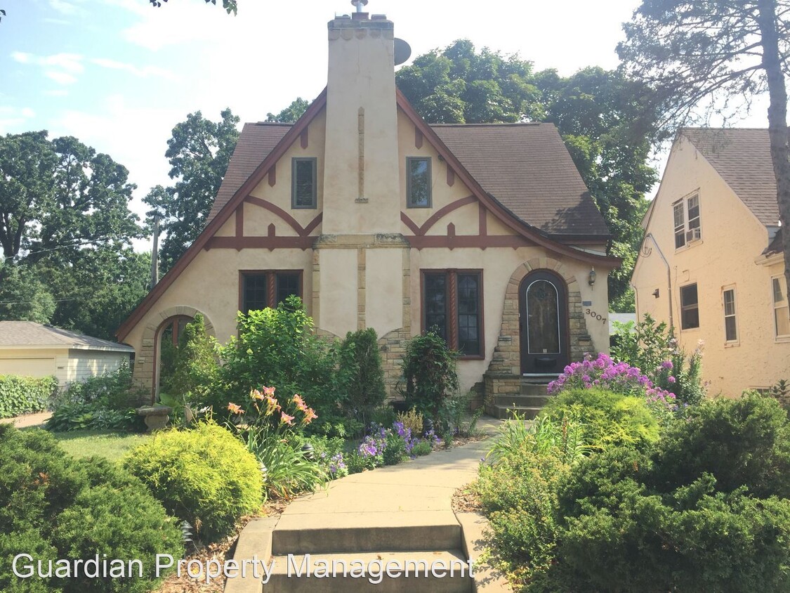 Primary Photo - 4 br, 2 bath House - 3007 E Minnehaha Pkwy