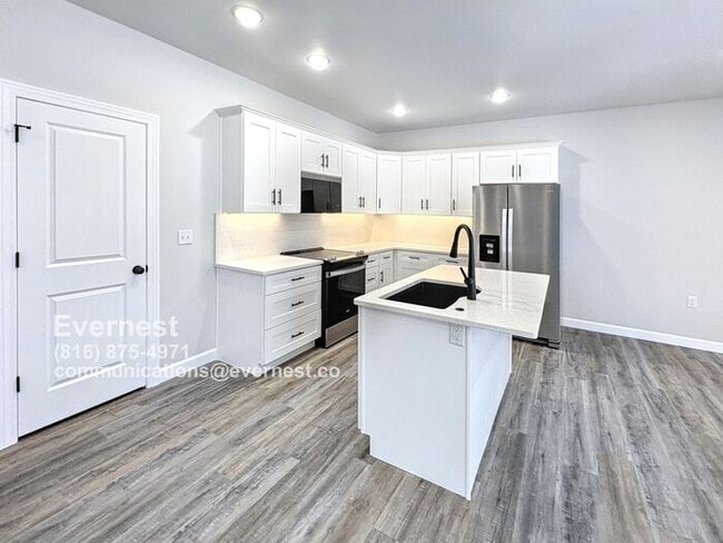 Building Photo - Beautiful 3-Bedroom Townhome with Modern A...