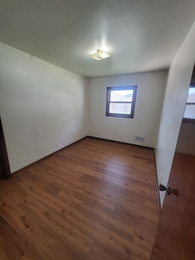 Foto del edificio - Single Family - 3 Bedroom - 1 bathroom - 2...