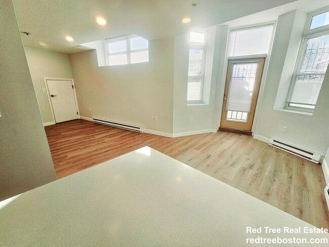 Building Photo - 195 Park Dr