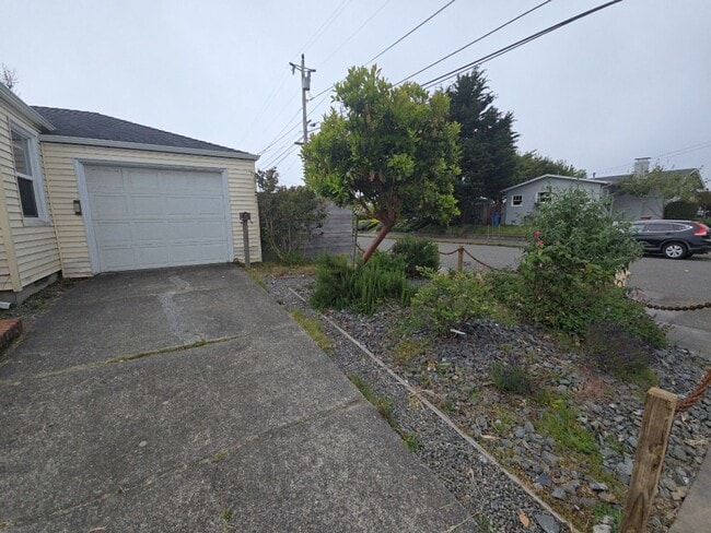 Building Photo - Beautifully designed 2BD/1BA home located near Henderson Center!