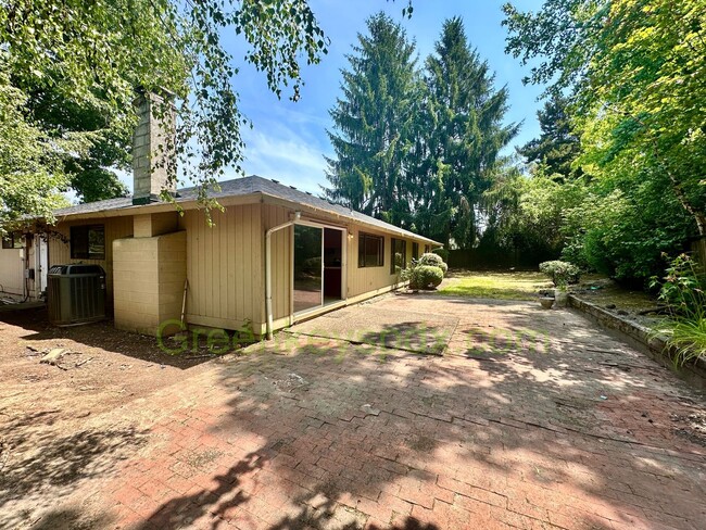 Building Photo - Gorgeous 4 Bedroom 2 Bath with Fully Fence...