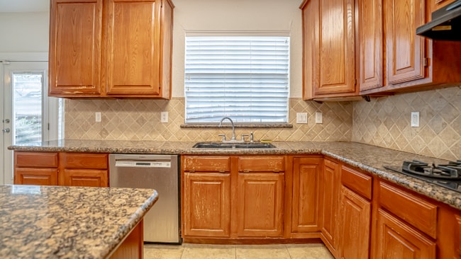 Building Photo - 5001 Union Lake Dr