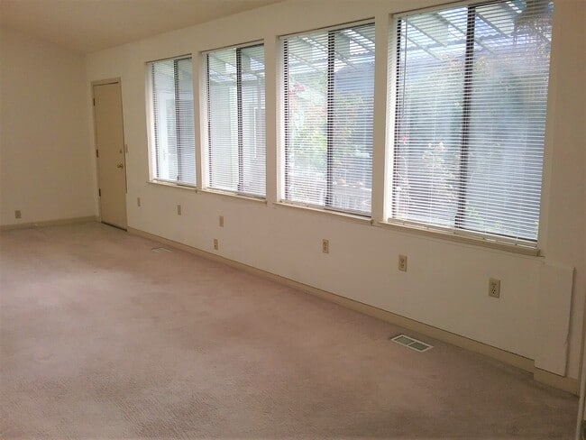 Building Photo - 2214 N Union Ave