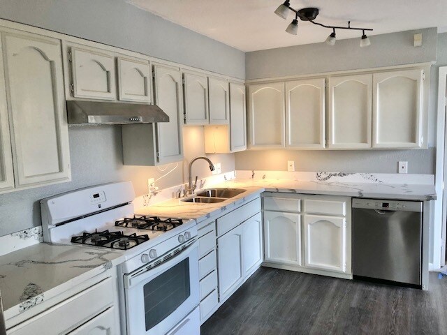 kitchen - 340 Kevin Ct