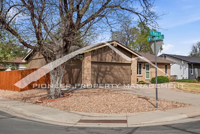 Building Photo - Charming Home with Washer/Dryer and Fenced Yard