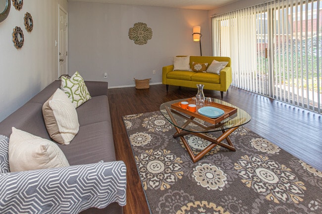 2BR, 1BA - 950 SF - Living Room - Lexington Square