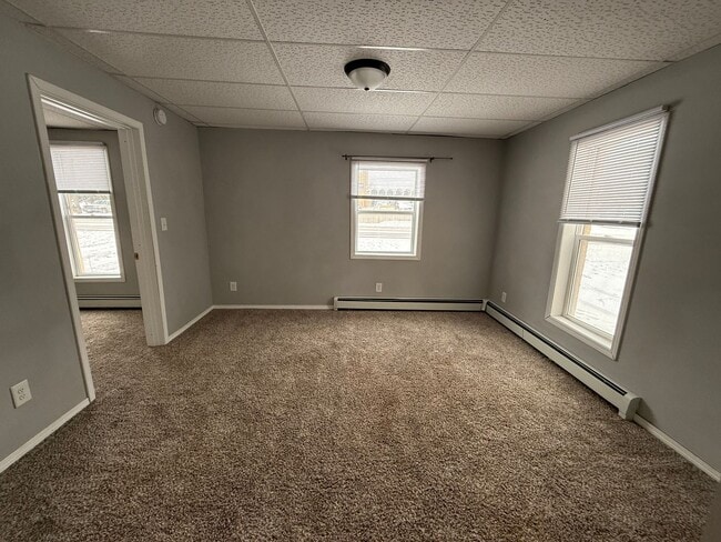 Building Photo - 4 Bed 2 Bath Home