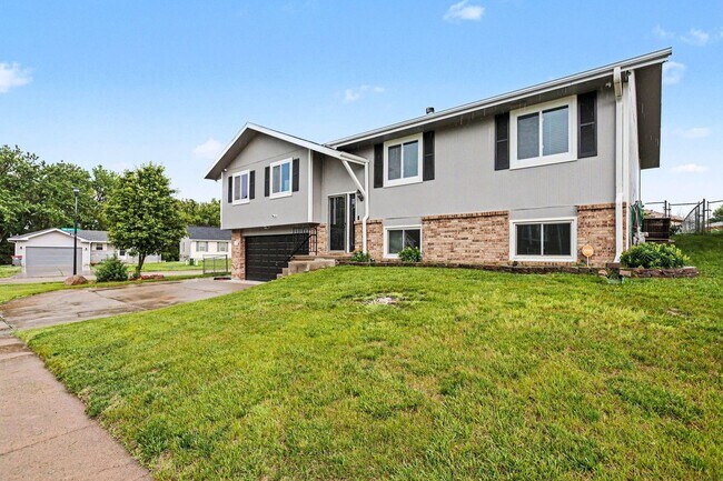 Foto del edificio - Corner Lot Home | Finished Basement | Large Backyard |