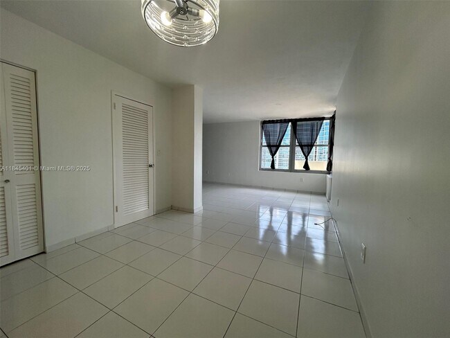 Foto del edificio - 2899 Collins Ave