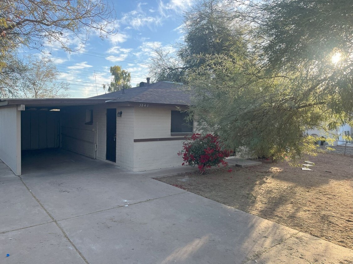 Foto principal - Fantastic 3BR/1BA West Valley Home – Spaci...