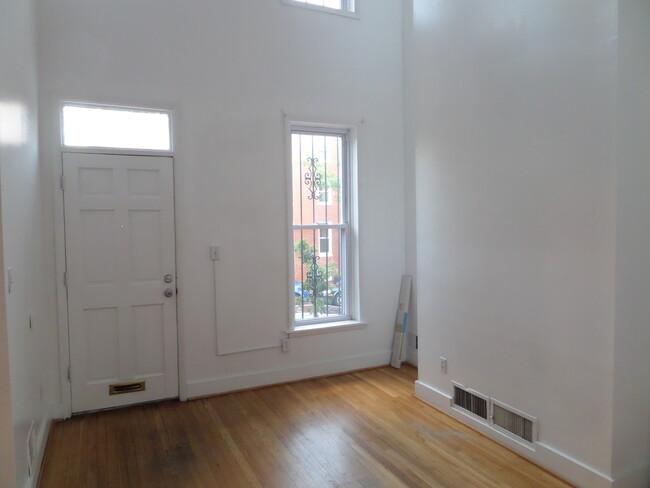 Building Photo - 112 Scott St.  4BR/3BA TH in Pig Town. HAL...