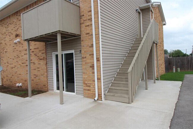 Building Photo - 1331 Glen Oaks Dr