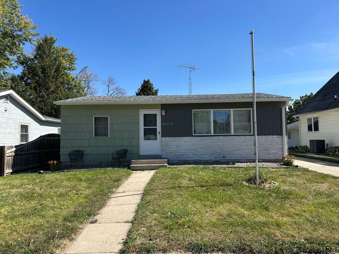 Primary Photo - Southside neighborhood 2 bedroom, 2 car ga...