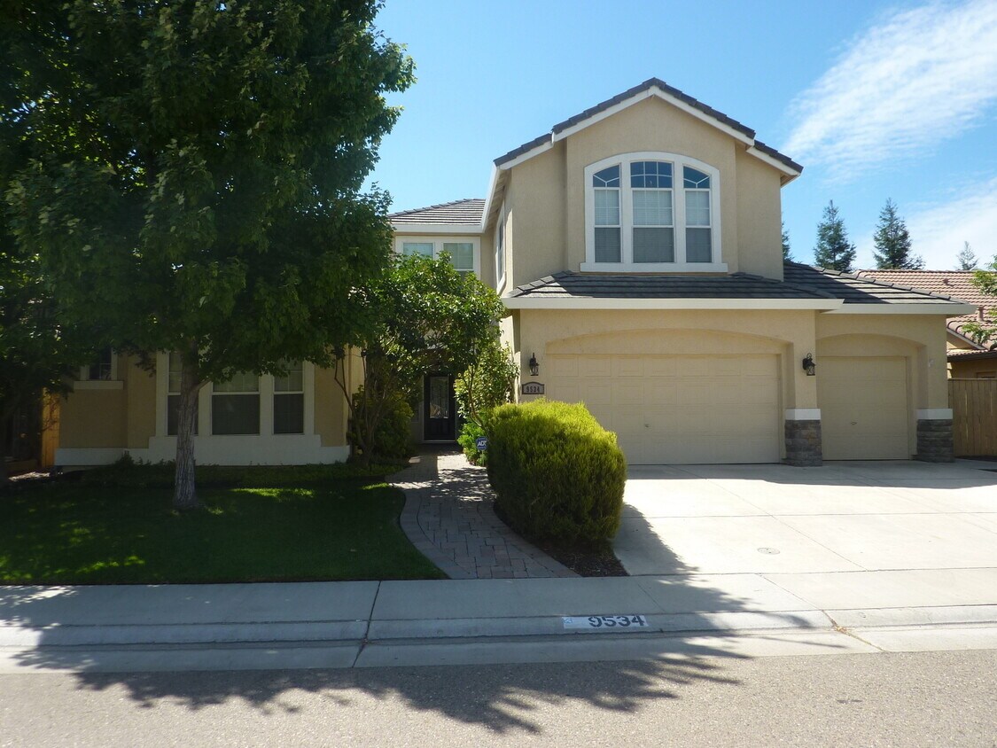 Primary Photo - Charming & Spacious 4-Bedroom Home in Desi...