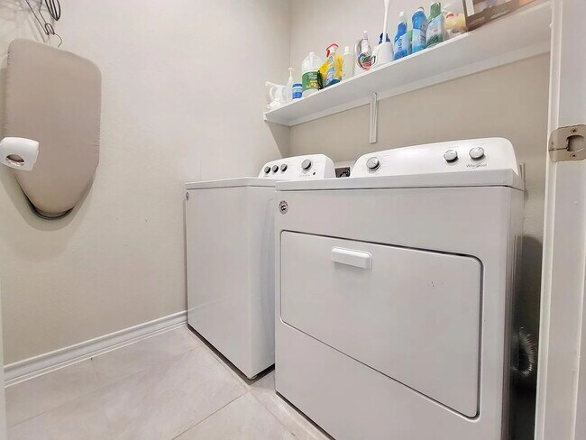 Foto del edificio - 365 Mary Max Cir