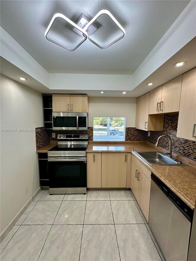 Foto del edificio - 250 180th Dr