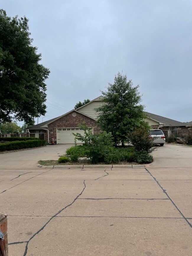 Building Photo - 521-523 E Rogers Dr