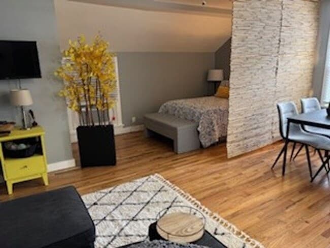 Building Photo - Beautiful, Spacious Studio – Fully Remodel...
