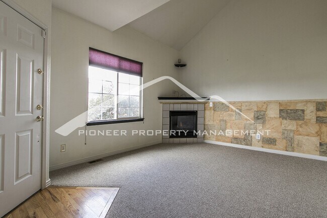 Building Photo - Amazing Townhouse with 2 Car Garage and Ga...