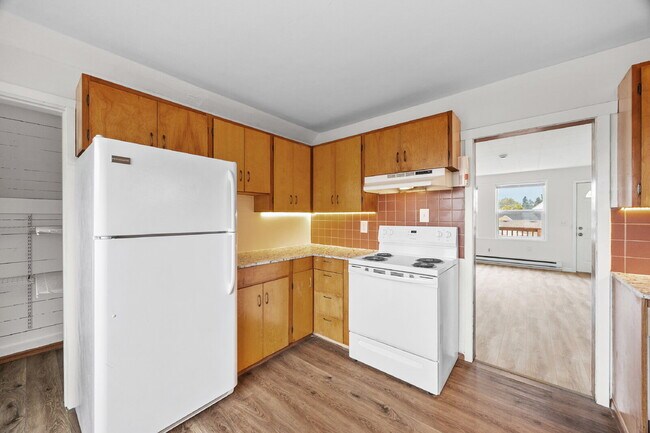Building Photo - Adorable upper-floor APARTMENT One Bedroom. Washer/Dryer, Driveway parking for up to 3 vehicles. ...