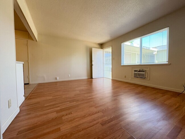 Building Photo - Charming Two Bedroom Unit