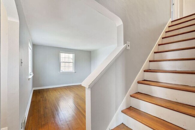 Foto del edificio - Recently Updated Single Family 3 Bedroom Home.  Available June 10th!