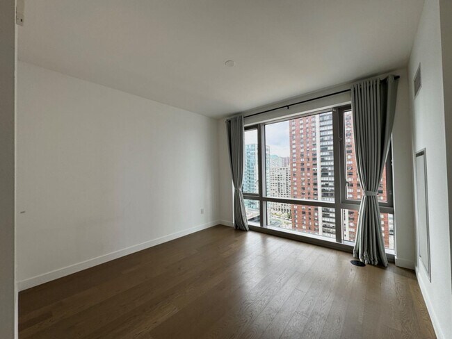Foto del edificio - 75 Park Ln S