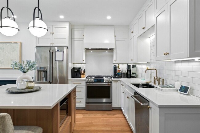 Building Photo - 903 Beacon St