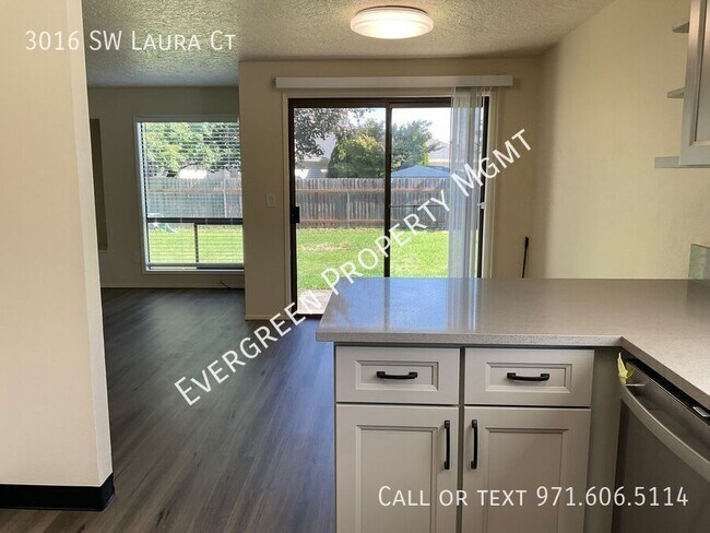 Building Photo - Fully Remodeled 2 BR x 1.5 BA | Amazing Lo...
