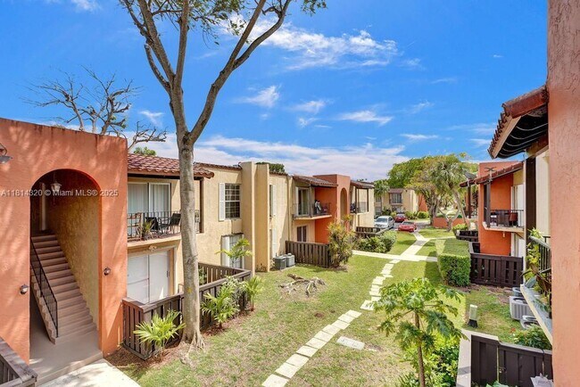 Building Photo - 10804 N Kendall Dr