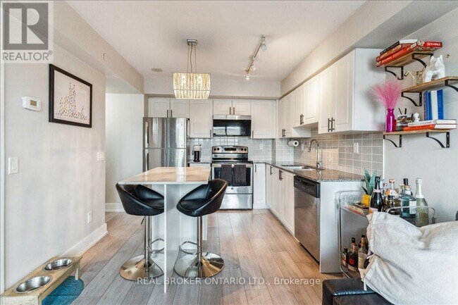 Photo du bâtiment - 1215 Bayly St