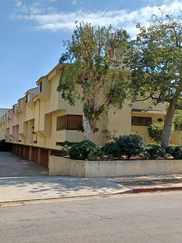 Primary Photo - 276 E Bellevue Dr