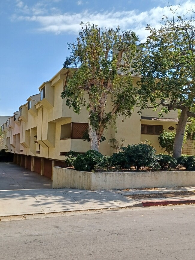 Building Photo - 276 E Bellevue Dr
