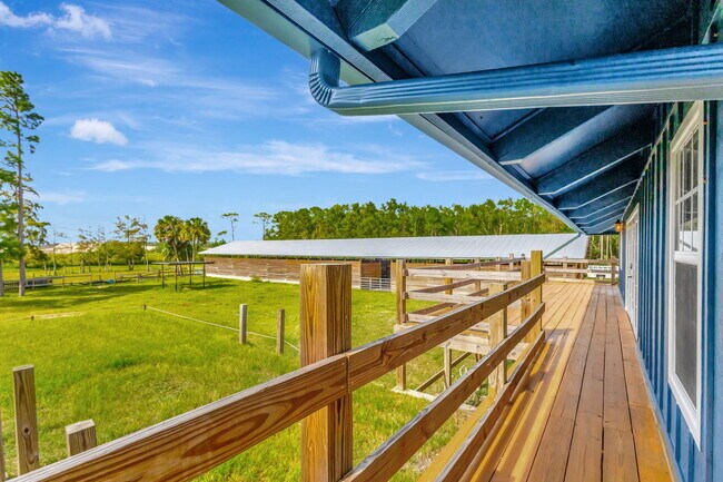 Foto del edificio - 18301 Murray Ln