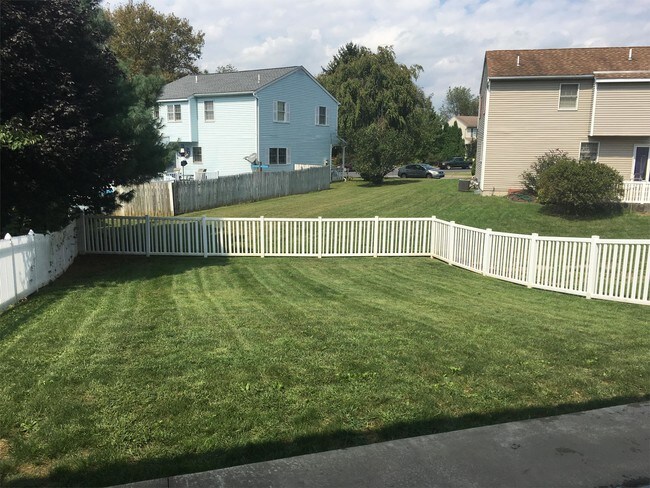 Building Photo - 519 E Linden St