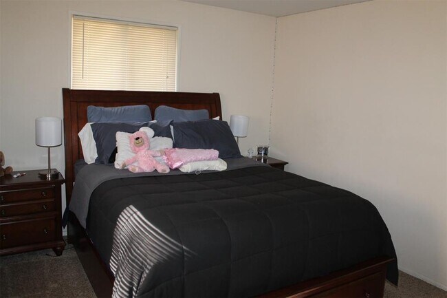 bedroom - 460 Wells Dr