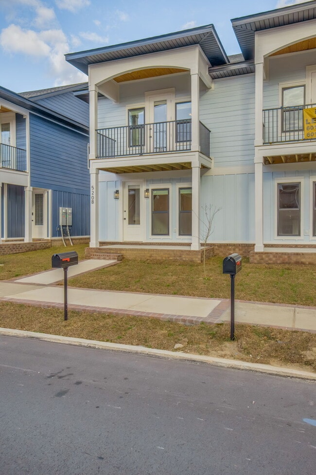 Building Photo - 520 N De Villiers St