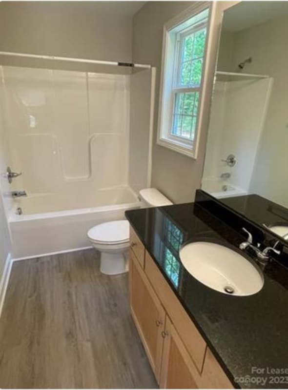 Building Photo - 562 Kirk St