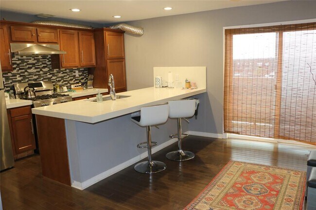 Foto del edificio - 702 N Holiday Dr