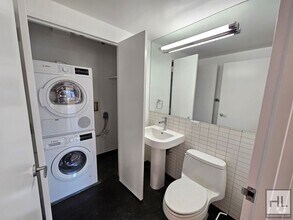 Building Photo - Luxury 1 Bed, 1.5 Bath on 23rd Floor in Mu...