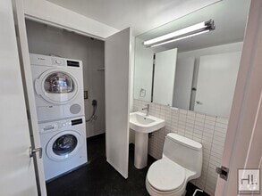 Building Photo - Luxury 1 Bed, 1.5 Bath on 23rd Floor in Mu...