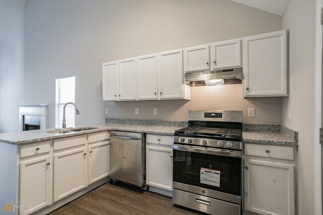 Building Photo - 308 Autumn Lake Dr