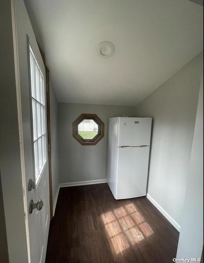 20 Wellington Rd, Middle Island, NY 11953 Room for Rent in Middle